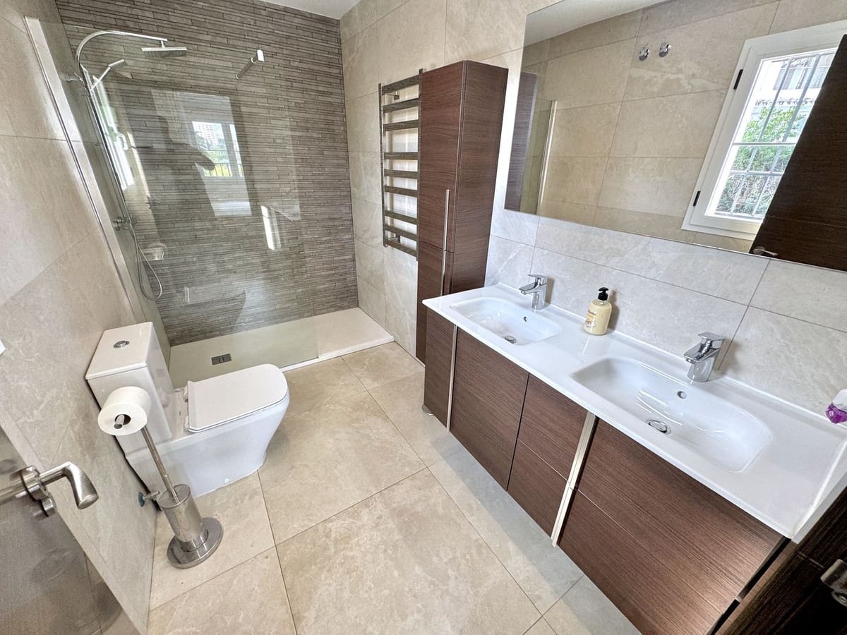 5 bedroom Villa for sale in Nueva Andalucia with pool - € 1,695,000 (Ref: 9602663)