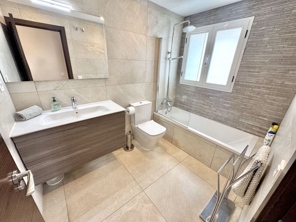 5 bedroom Villa for sale in Nueva Andalucia with pool - € 1,695,000 (Ref: 9602663)