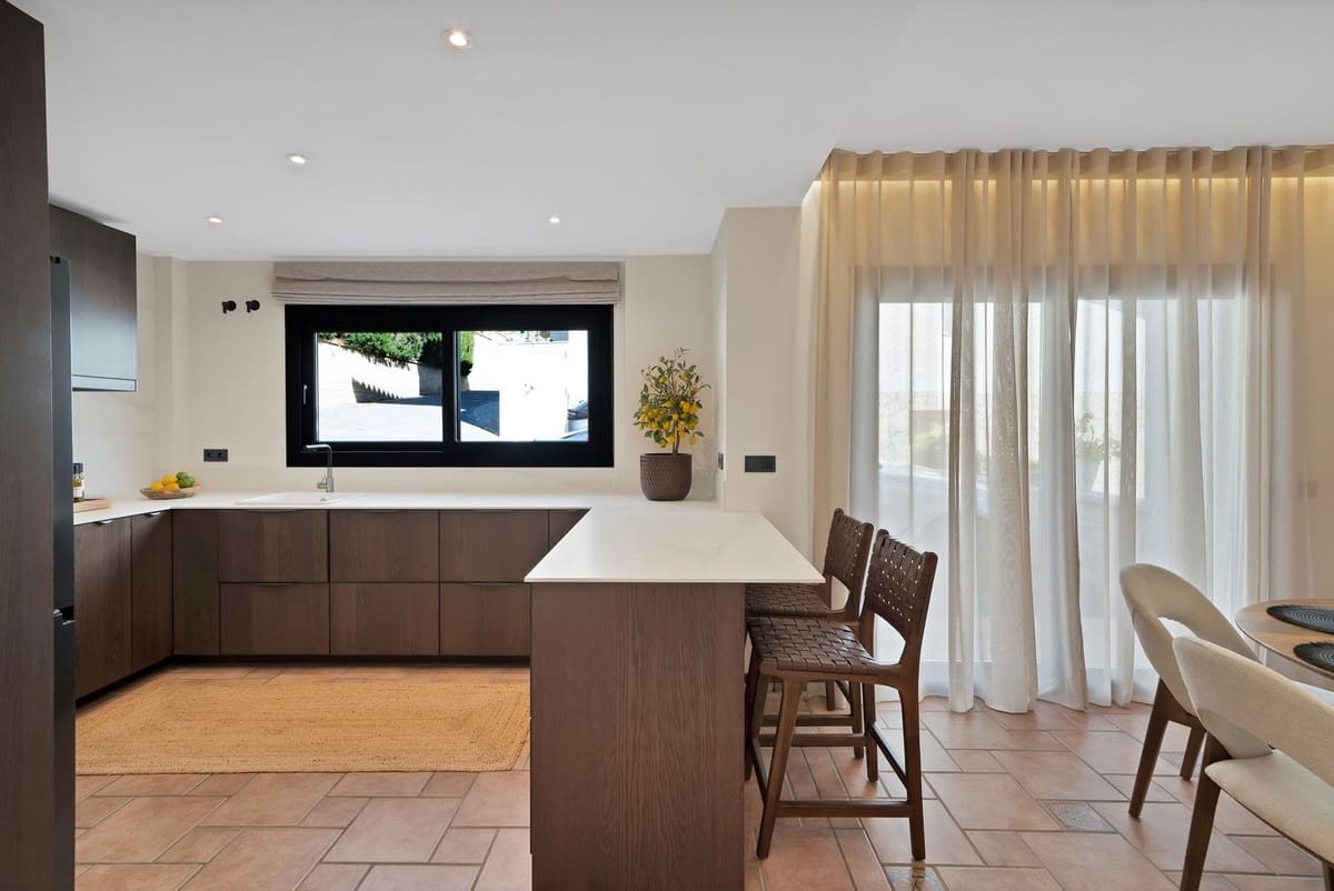 3 bedroom Villa for sale in Calahonda with pool - € 875,000 (Ref: 9630229)