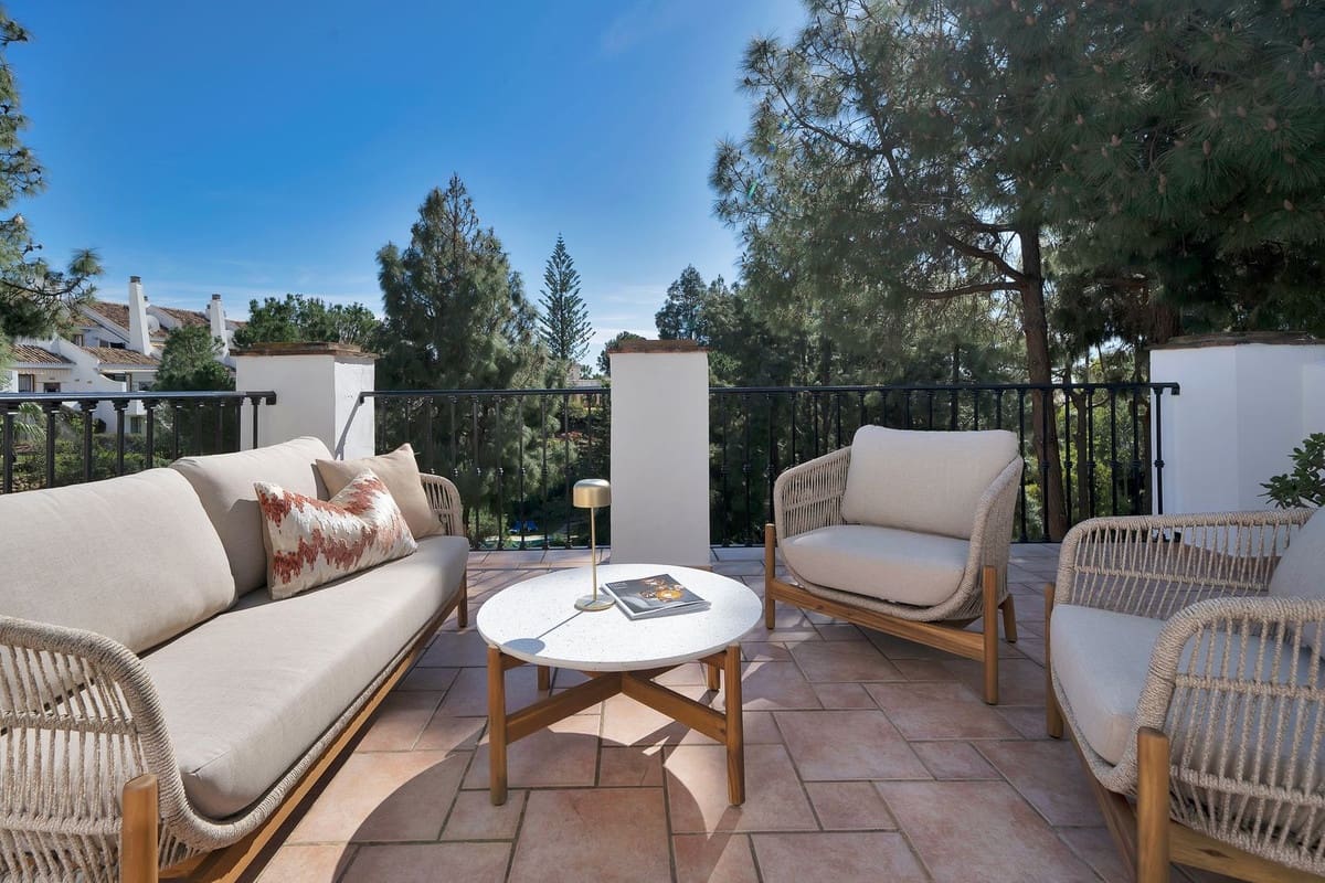 3 bedroom Villa for sale in Calahonda with pool - € 849,000 (Ref: 9630229)