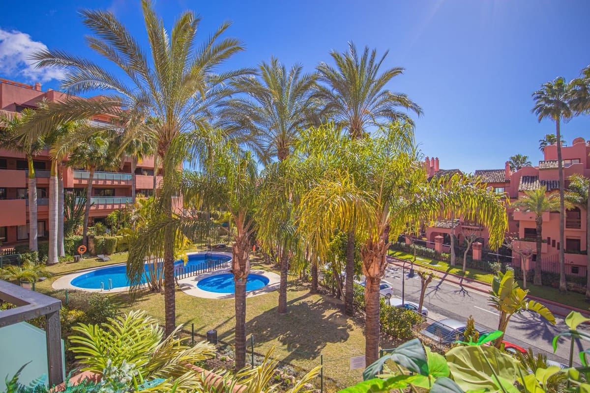 3 sovrum Lägenhet till salu i Estepona med pool - 700 000 € (Ref: 9637460)