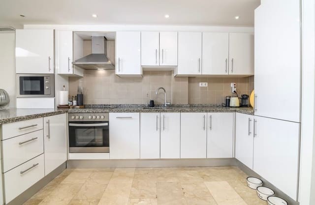 3 sypialnia Dom na sprzedaż w La Dama de Noche - La Alzambra, Marbella z basenem - 625 000 € (Ref: 9637464)