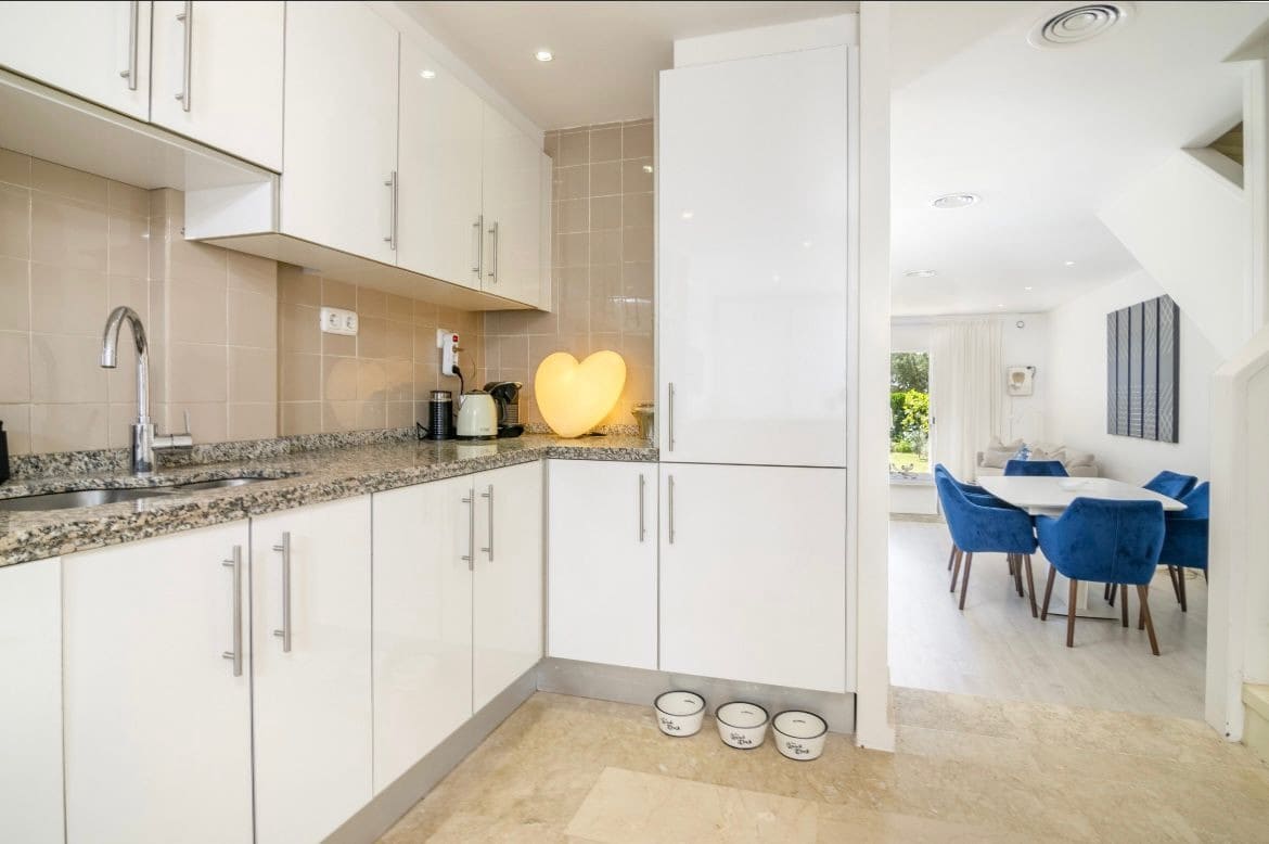 3 sypialnia Dom na sprzedaż w Nueva Andalucia z basenem - 625 000 € (Ref: 9637464)