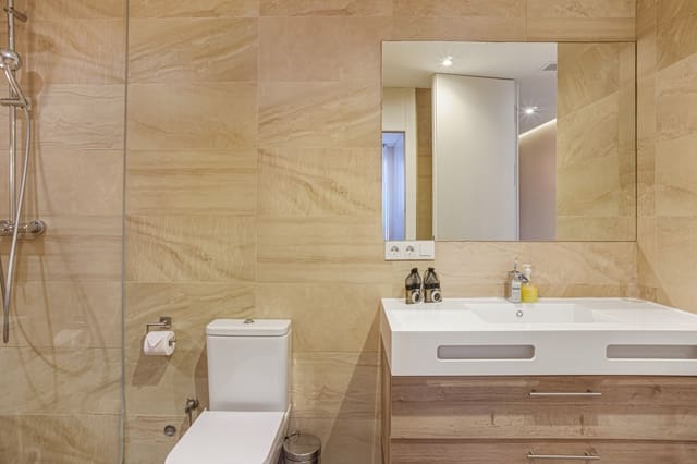 2 bedroom Apartment for sale in Puerto Banus, Marbella - € 635,000 (Ref: 9637466)