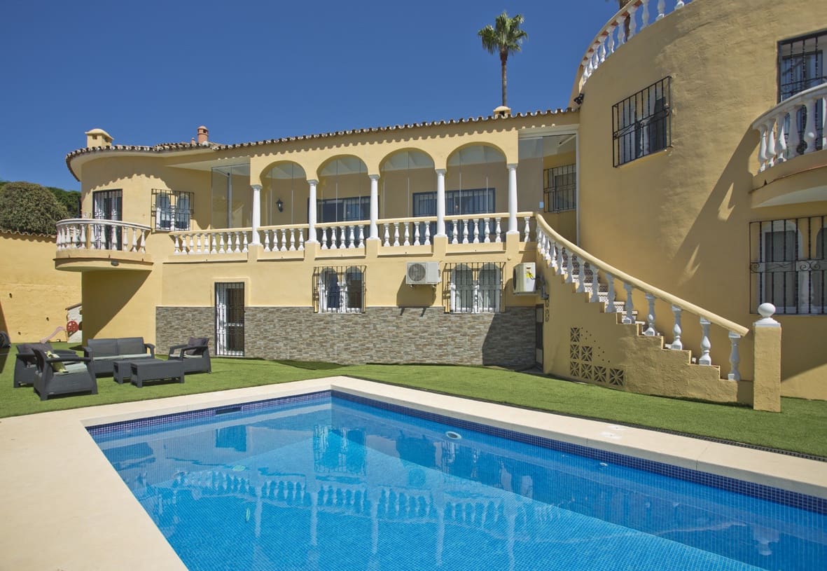 6 bedroom Villa for sale in Mijas Costa with pool - € 895,000 (Ref: 9637479)