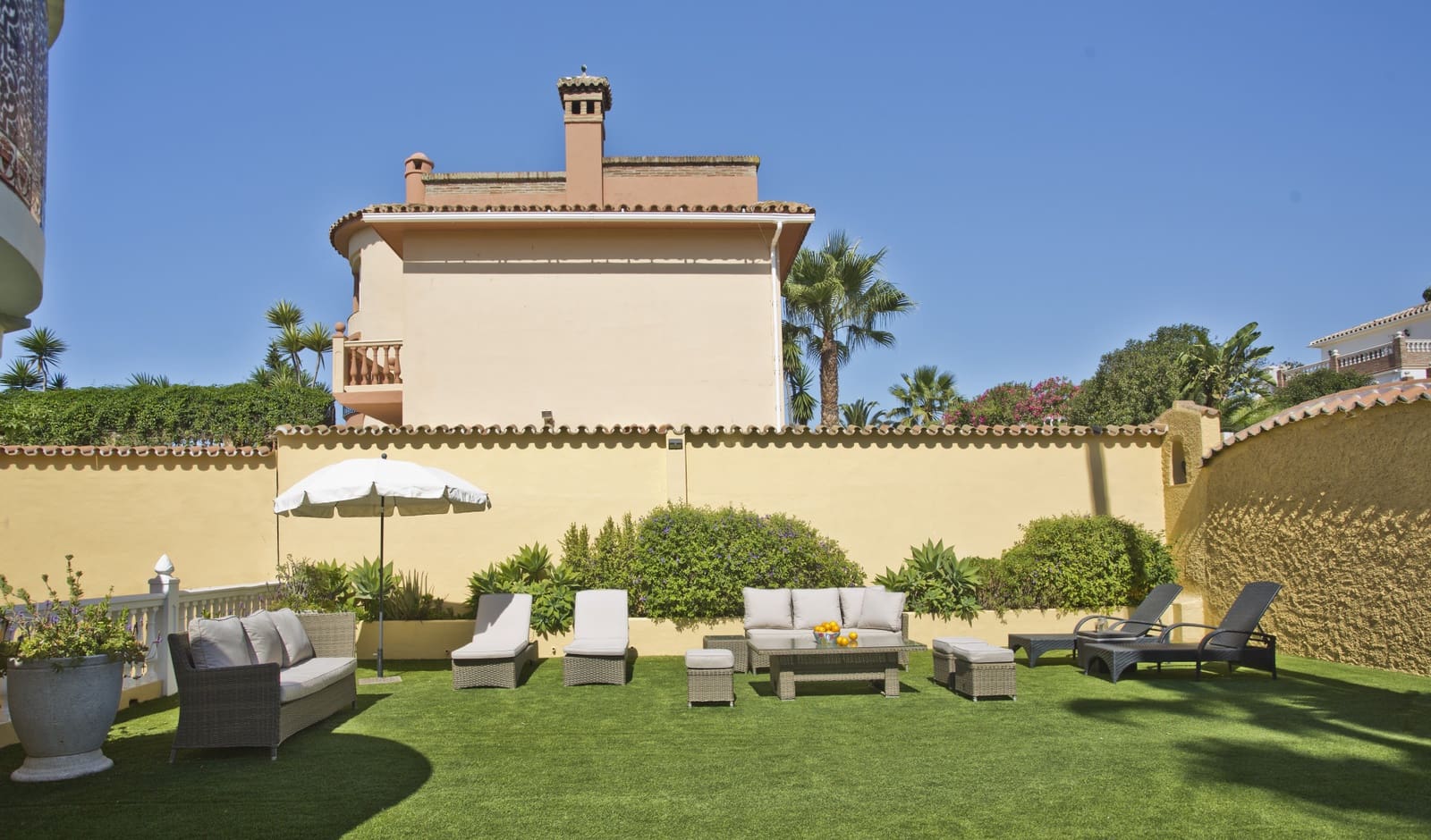 6 bedroom Villa for sale in Mijas Costa with pool - € 895,000 (Ref: 9637479)