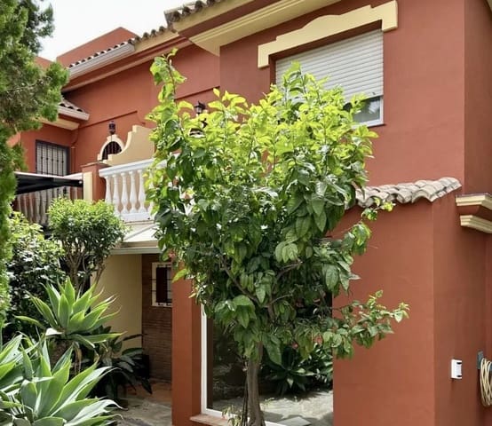 Pareado de 4 habitaciones en Atalaya-Isdabe, Estepona en venta con piscina garaje - 699.000 € (Ref: 9637483)