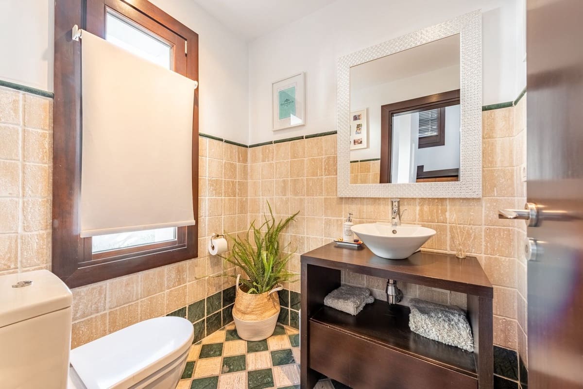 4 sovrum Semi-fristående Villa till salu i Benahavis med pool garage - 640 000 € (Ref: 9637485)