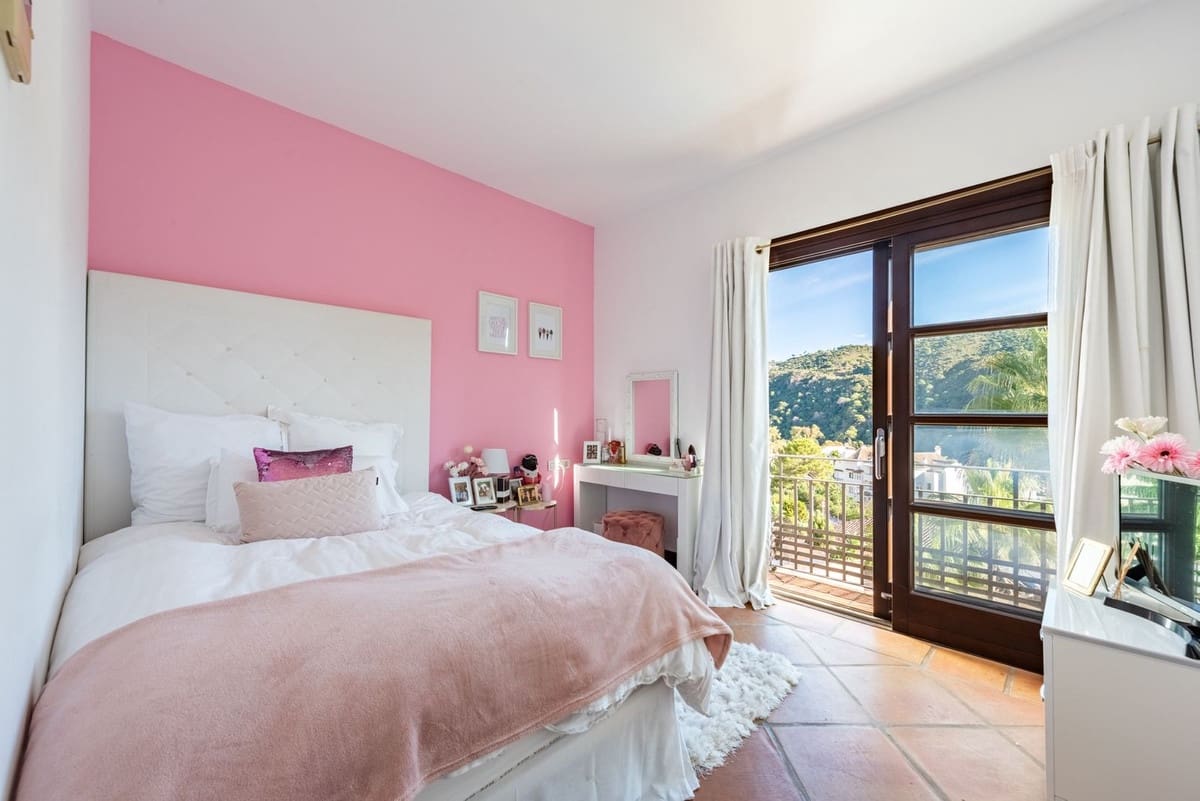 4 sovrum Semi-fristående Villa till salu i Benahavis med pool garage - 640 000 € (Ref: 9637485)