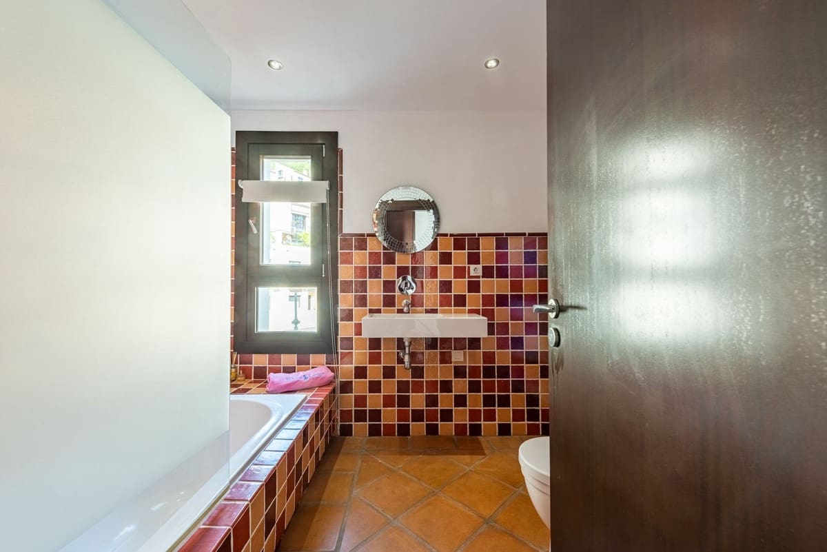 4 sovrum Semi-fristående Villa till salu i Benahavis med pool garage - 640 000 € (Ref: 9637485)