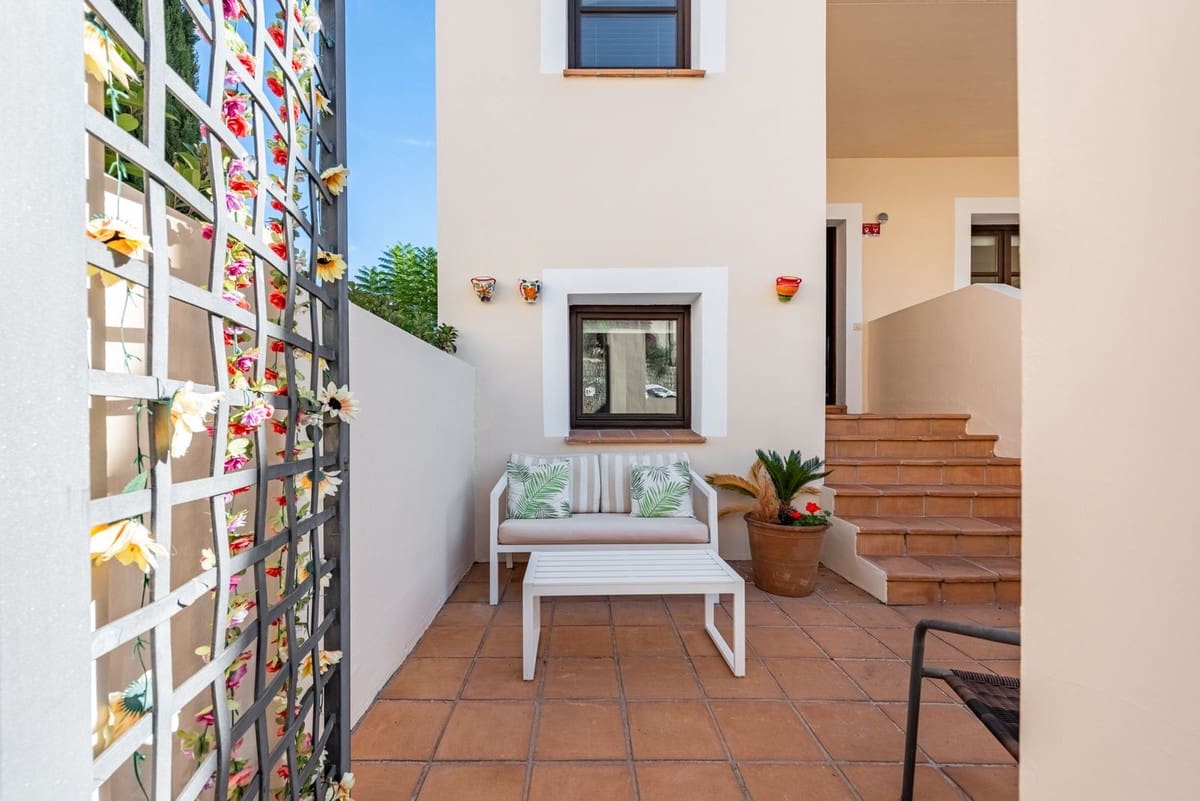 4 sovrum Semi-fristående Villa till salu i Benahavis med pool garage - 640 000 € (Ref: 9637485)