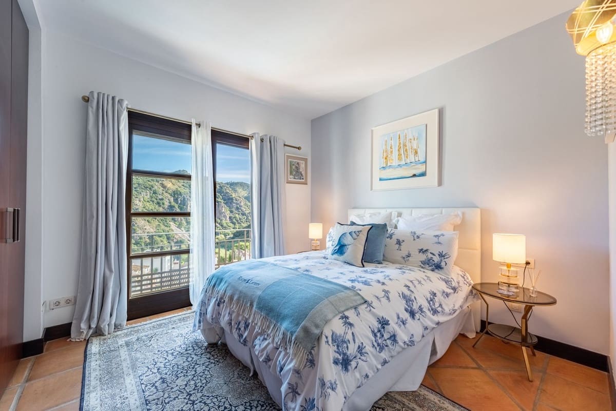 4 sovrum Semi-fristående Villa till salu i Benahavis med pool garage - 640 000 € (Ref: 9637485)