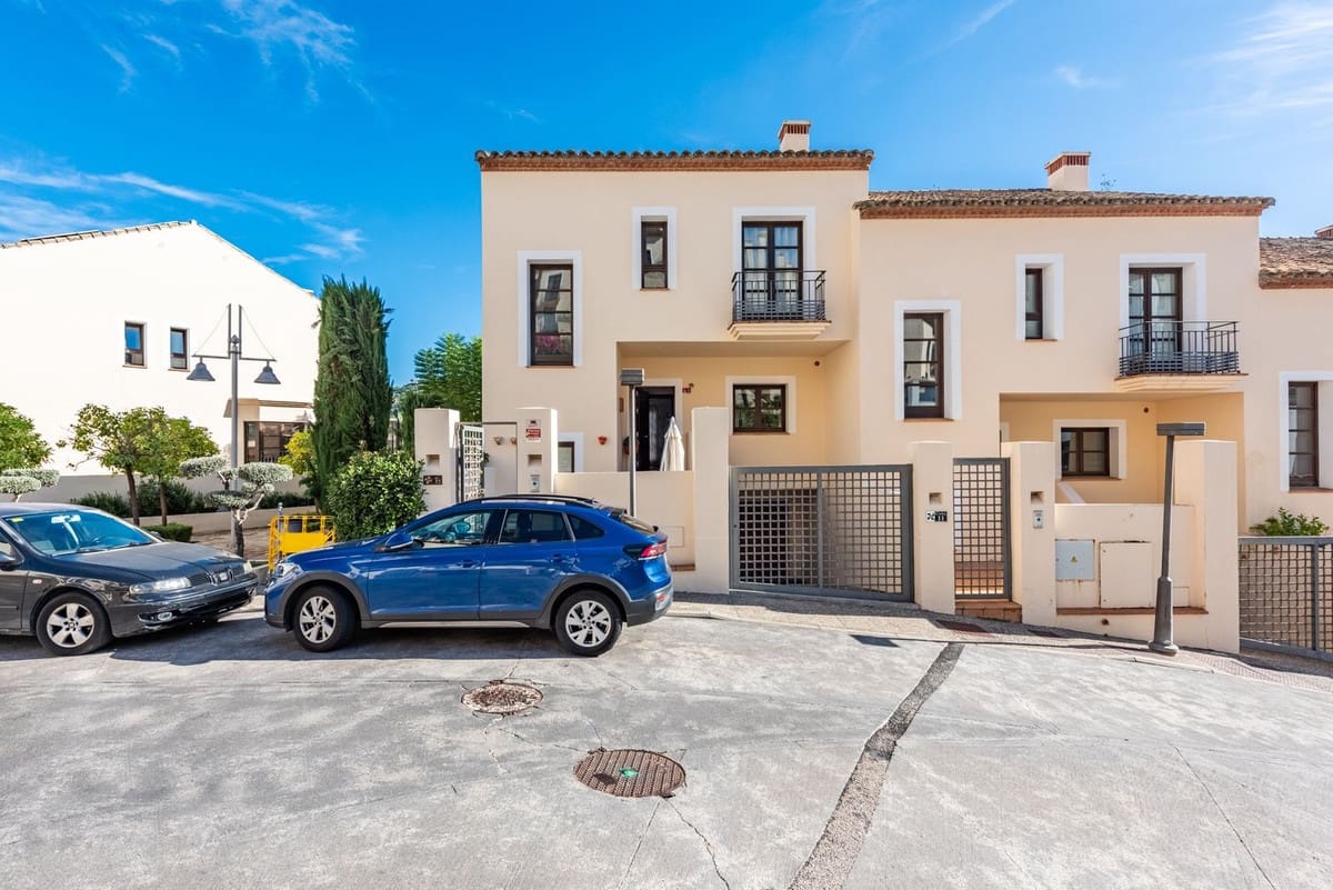 4 sovrum Semi-fristående Villa till salu i Benahavis med pool garage - 640 000 € (Ref: 9637485)