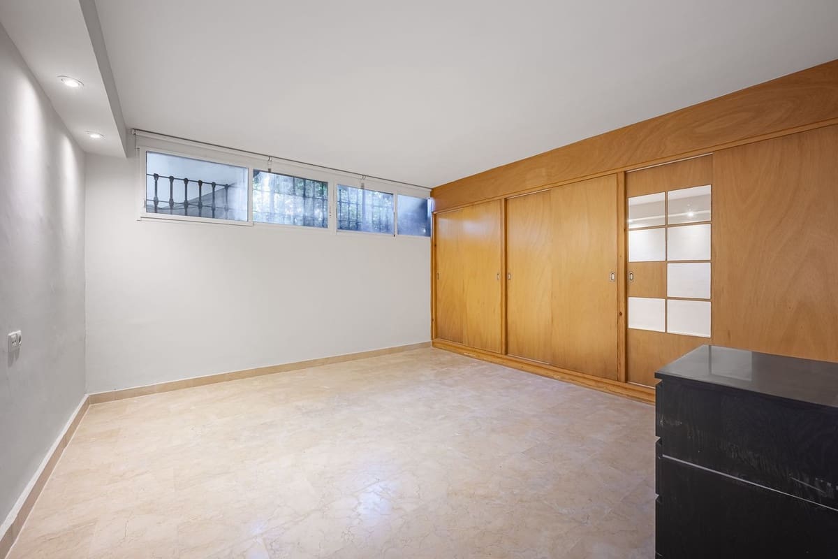 4 soverom Kjedet enebolig til salgs i Nueva Andalucia med svømmebasseng garasje - € 645 000 (Ref: 9637487)