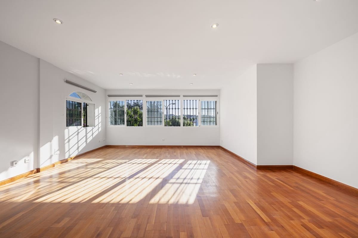 4 soverom Kjedet enebolig til salgs i Nueva Andalucia med svømmebasseng garasje - € 645 000 (Ref: 9637487)