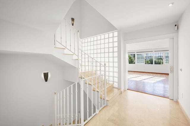 4 soverom Kjedet enebolig til salgs i La Dama de Noche - La Alzambra, Marbella med svømmebasseng garasje - € 645 000 (Ref: 9637487)