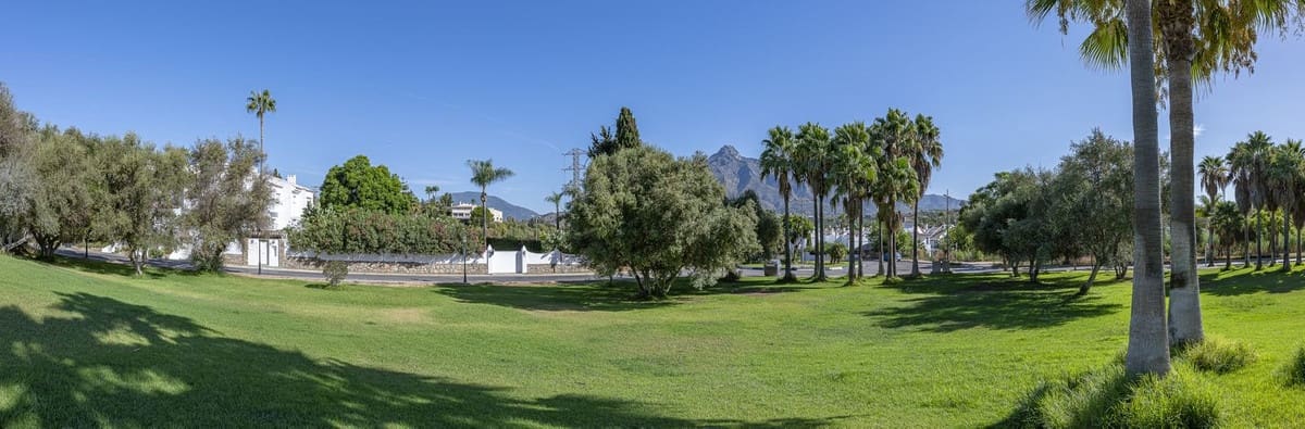 4 soverom Kjedet enebolig til salgs i Nueva Andalucia med svømmebasseng garasje - € 645 000 (Ref: 9637487)