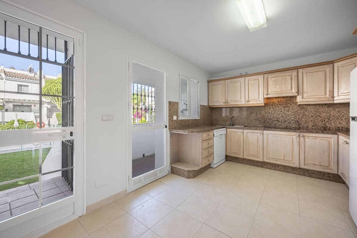 4 soverom Kjedet enebolig til salgs i Nueva Andalucia med svømmebasseng garasje - € 645 000 (Ref: 9637487)