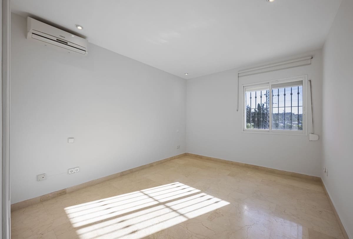 4 soverom Kjedet enebolig til salgs i Nueva Andalucia med svømmebasseng garasje - € 645 000 (Ref: 9637487)