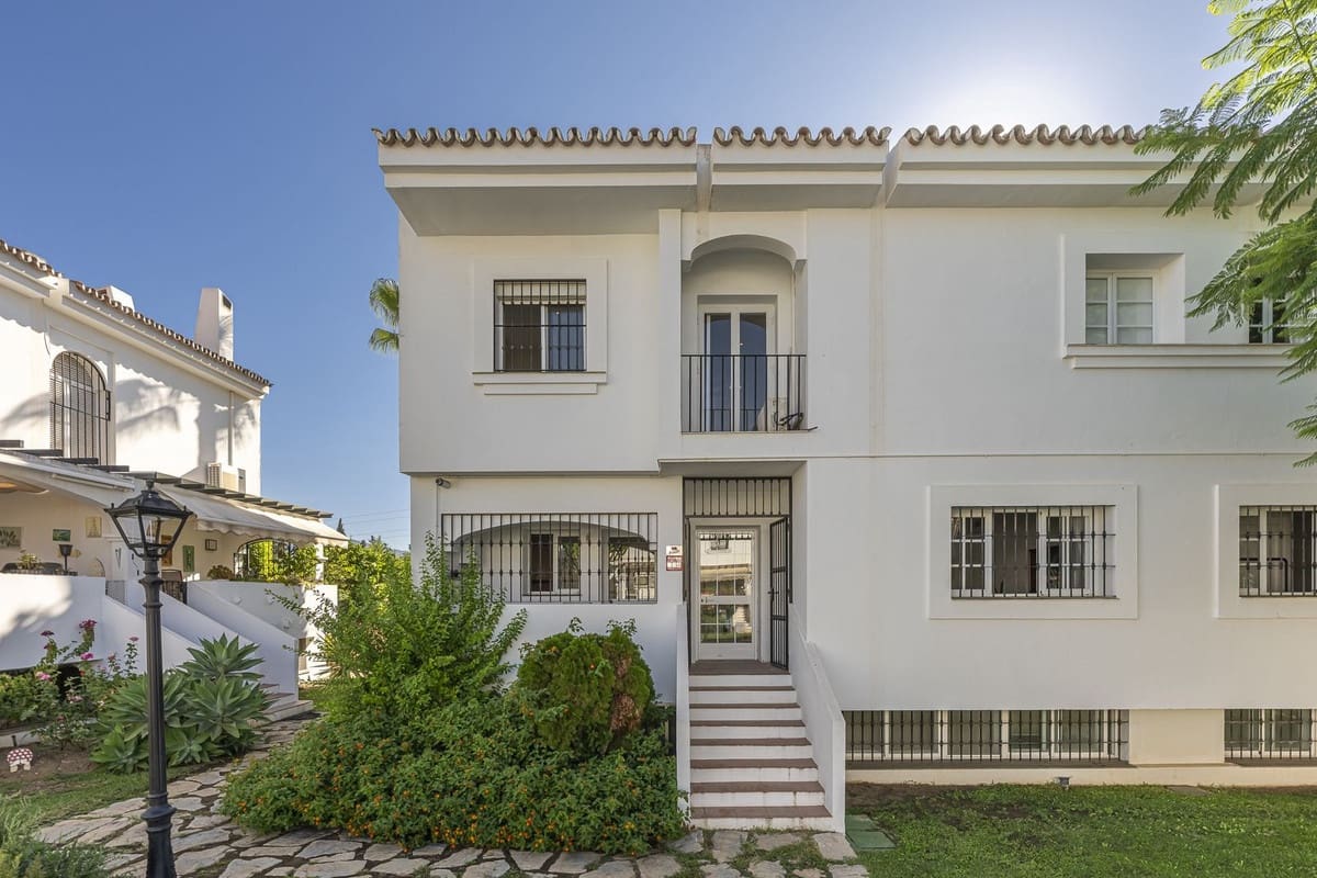 4 soverom Kjedet enebolig til salgs i Nueva Andalucia med svømmebasseng garasje - € 645 000 (Ref: 9637487)