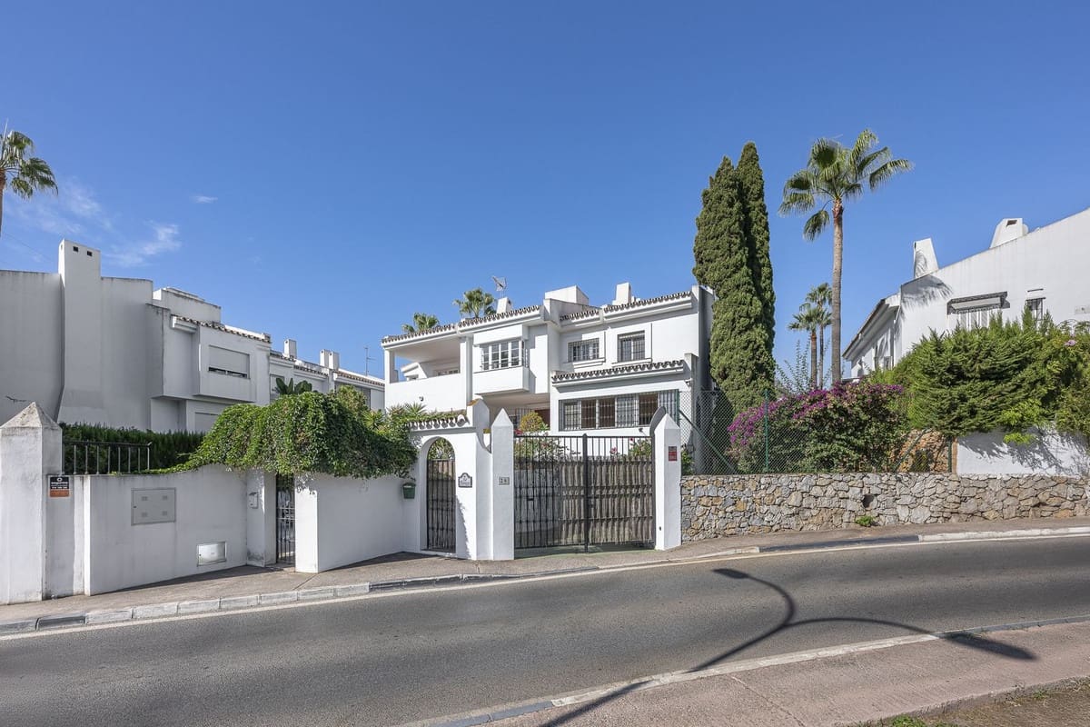 4 soverom Kjedet enebolig til salgs i Nueva Andalucia med svømmebasseng garasje - € 645 000 (Ref: 9637487)