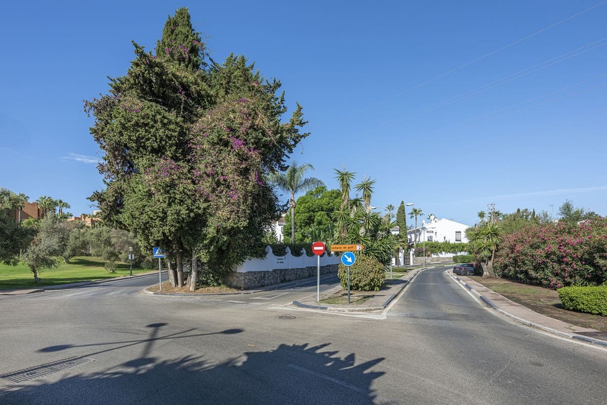 4 soverom Kjedet enebolig til salgs i Nueva Andalucia med svømmebasseng garasje - € 645 000 (Ref: 9637487)