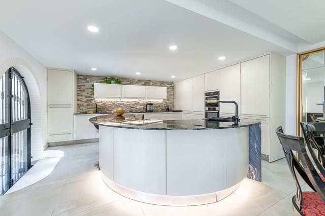 4 makuuhuone Huvila myytävänä paikassa Montealto - Monterrey, Benalmádena mukana uima-altaan 
autotalli - 1 190 000 € (Ref: 9648023)