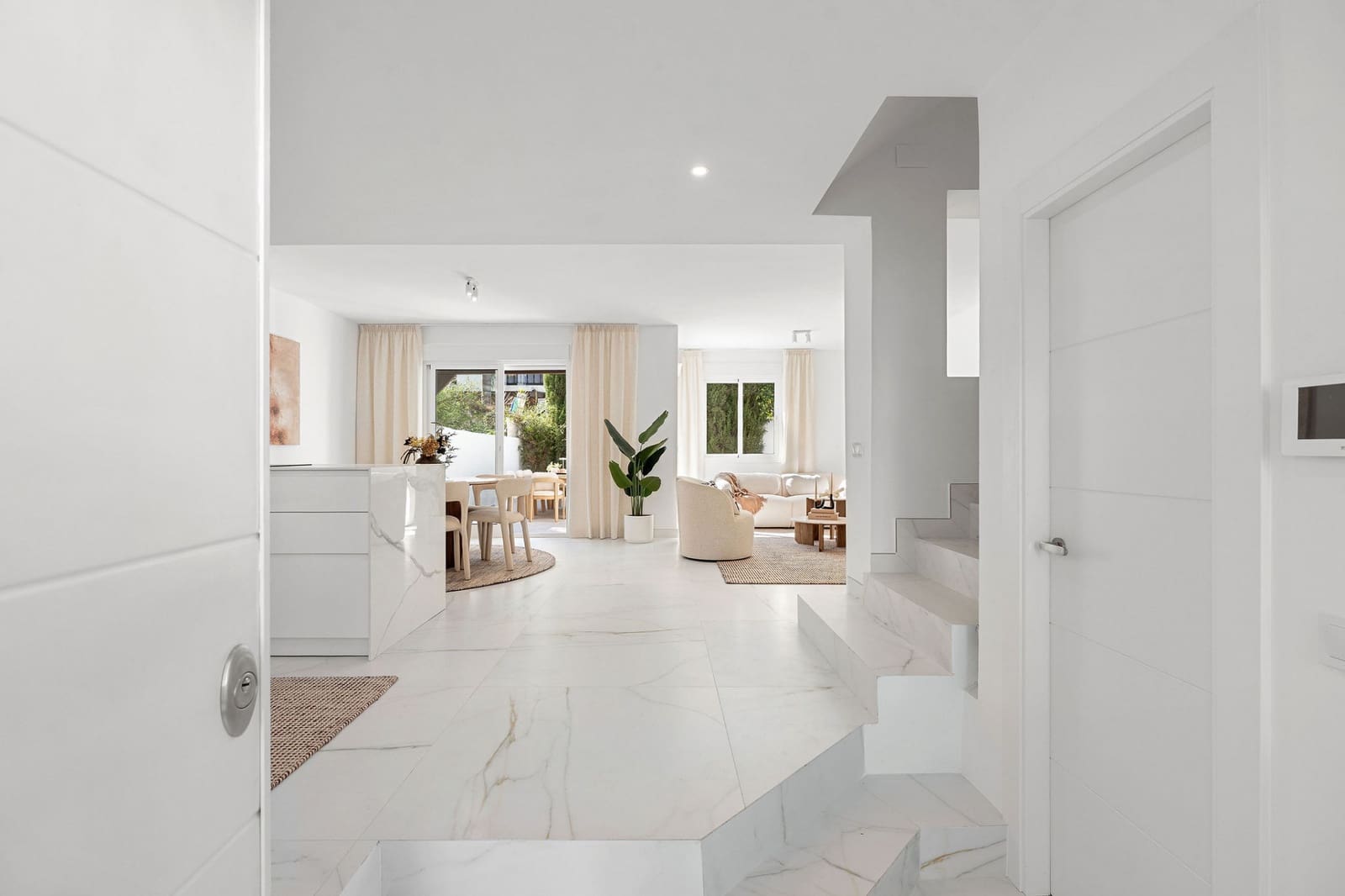 3 soverom Hus til salgs i Nueva Andalucia med svømmebasseng - € 939 000 (Ref: 9663897)