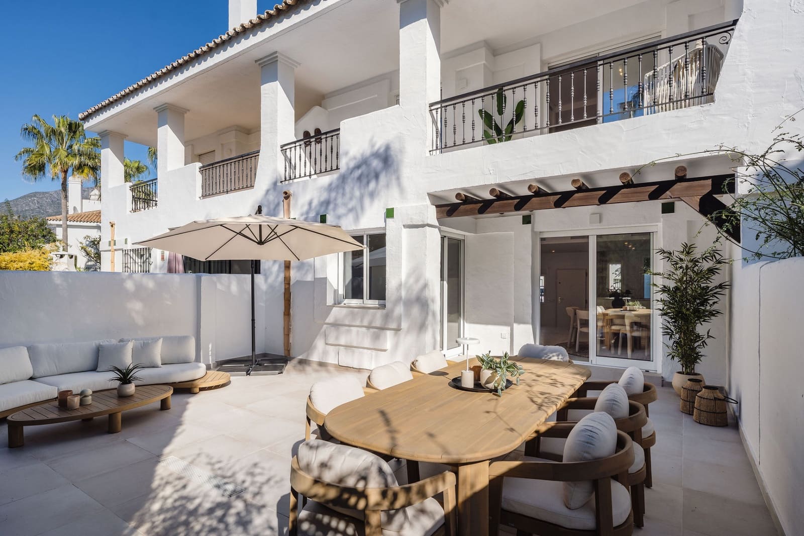3 soverom Hus til salgs i Nueva Andalucia med svømmebasseng - € 939 000 (Ref: 9663897)