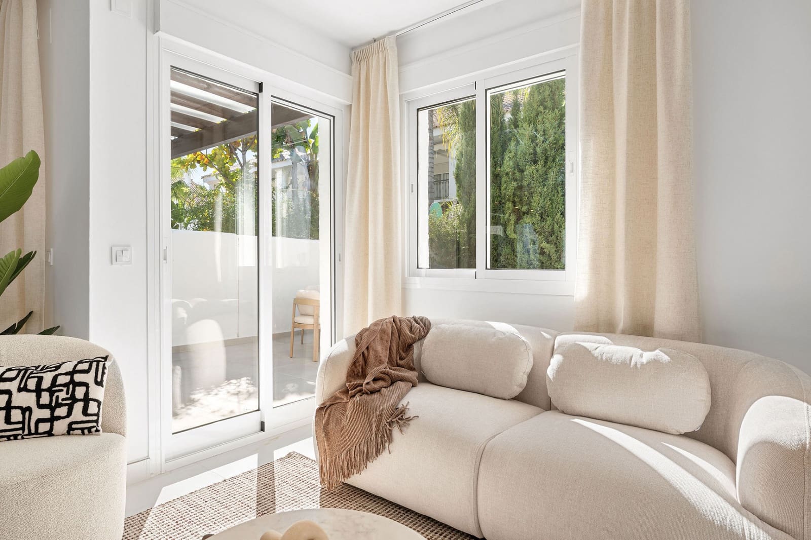 3 soverom Hus til salgs i Nueva Andalucia med svømmebasseng - € 939 000 (Ref: 9663897)