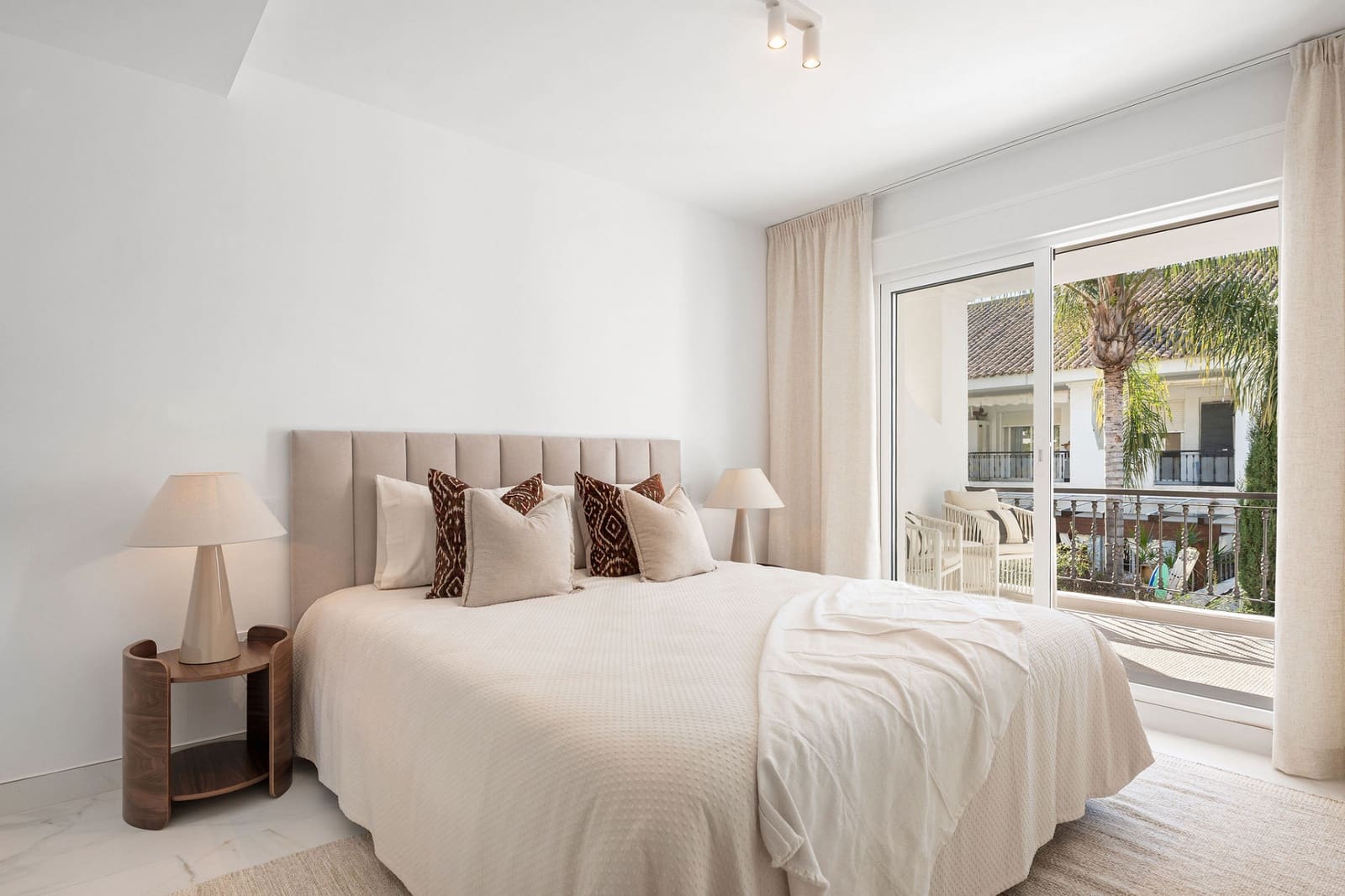 3 soverom Hus til salgs i Nueva Andalucia med svømmebasseng - € 939 000 (Ref: 9663897)