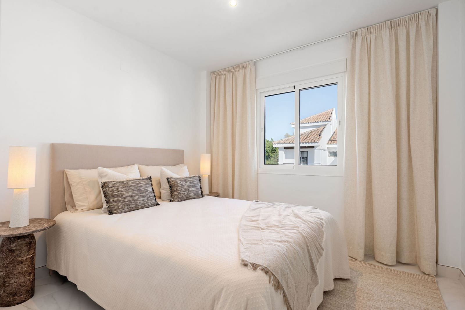 3 soverom Hus til salgs i Nueva Andalucia med svømmebasseng - € 939 000 (Ref: 9663897)