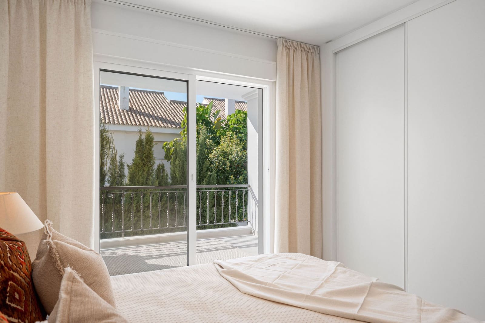 3 soverom Hus til salgs i Nueva Andalucia med svømmebasseng - € 939 000 (Ref: 9663897)