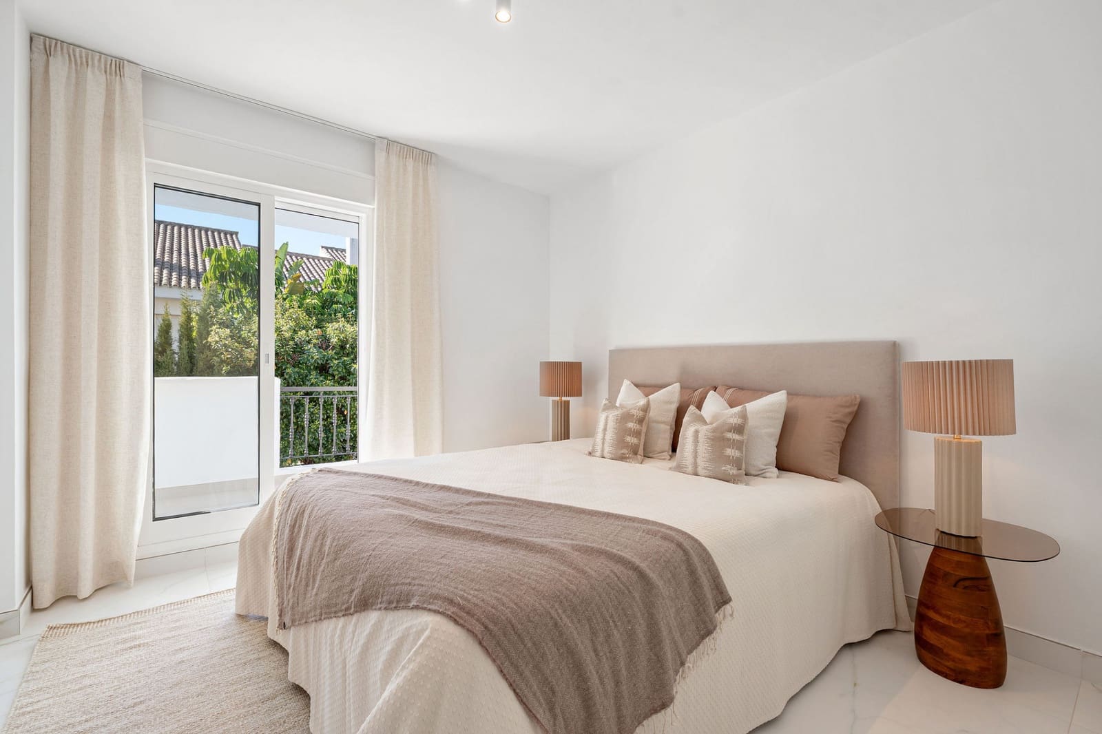 3 soverom Hus til salgs i Nueva Andalucia med svømmebasseng - € 939 000 (Ref: 9663897)