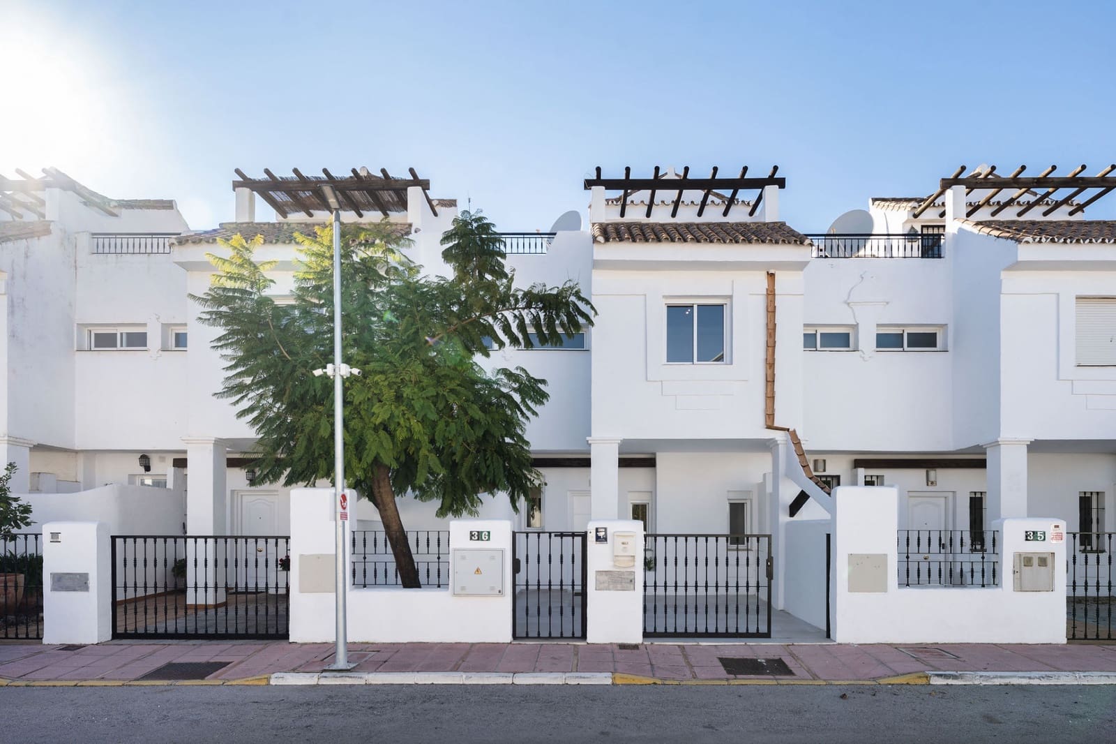 3 soverom Hus til salgs i Nueva Andalucia med svømmebasseng - € 939 000 (Ref: 9663897)