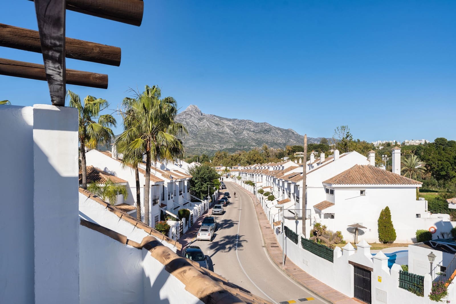 3 soverom Hus til salgs i Nueva Andalucia med svømmebasseng - € 939 000 (Ref: 9663897)