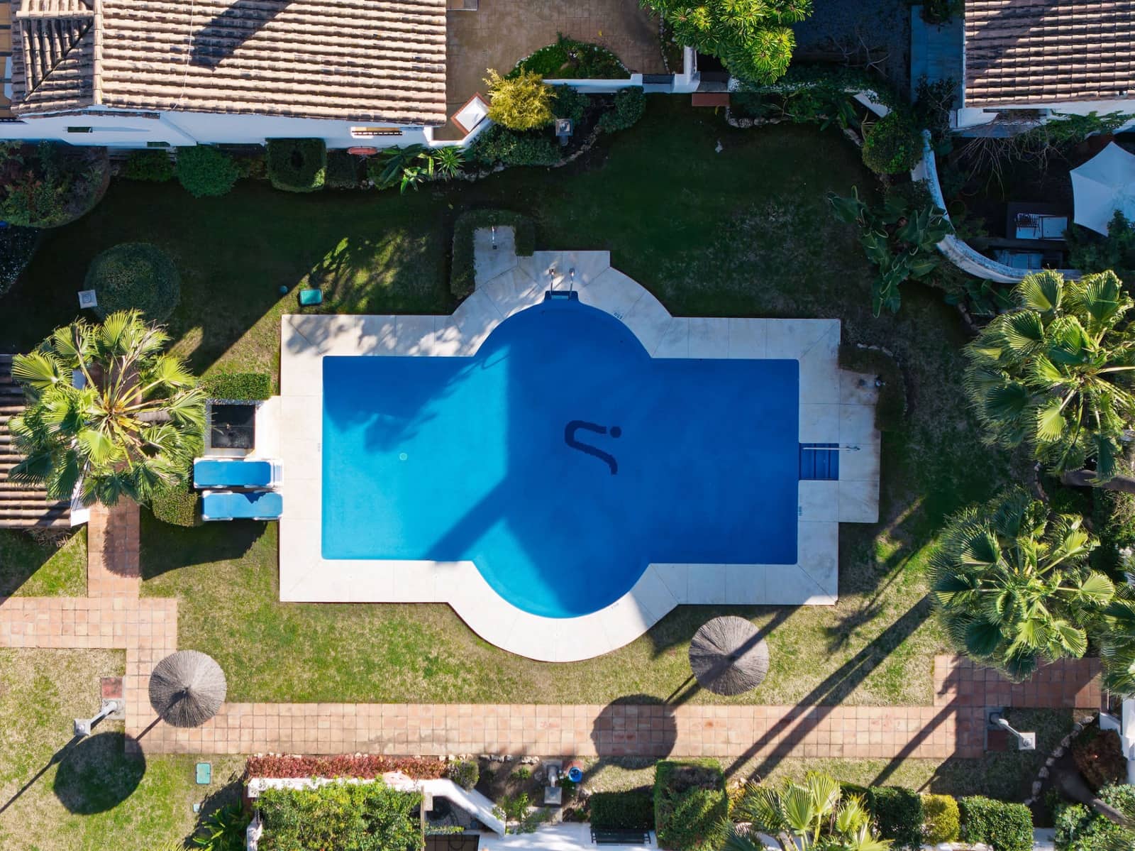 3 soverom Hus til salgs i Nueva Andalucia med svømmebasseng - € 939 000 (Ref: 9663897)