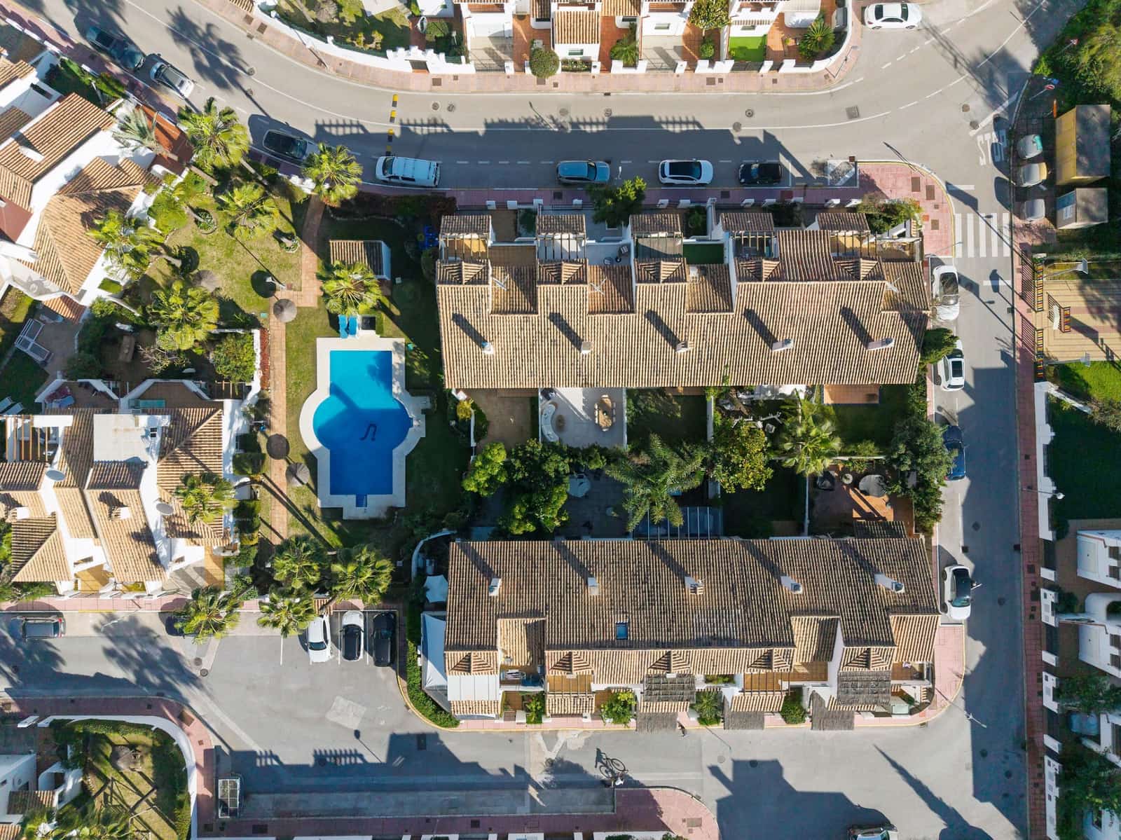 3 soverom Hus til salgs i Nueva Andalucia med svømmebasseng - € 939 000 (Ref: 9663897)