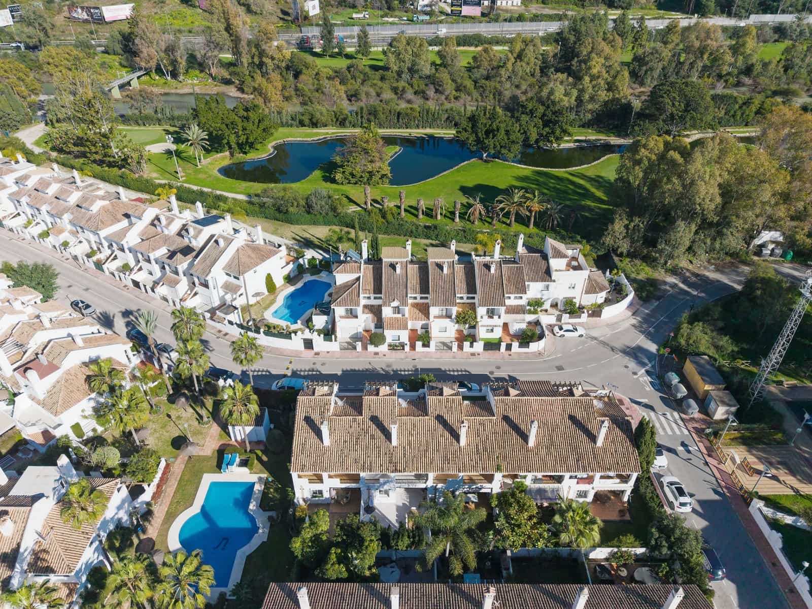 3 soverom Hus til salgs i Nueva Andalucia med svømmebasseng - € 939 000 (Ref: 9663897)