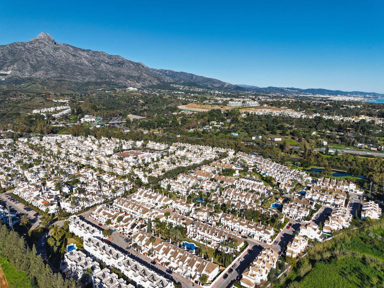 3 soverom Hus til salgs i Nueva Andalucia med svømmebasseng - € 939 000 (Ref: 9663897)