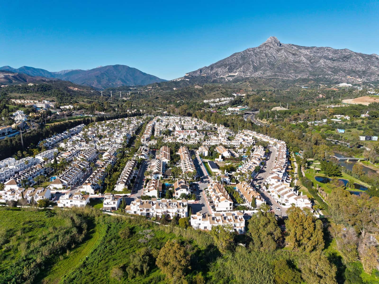 3 soverom Hus til salgs i Nueva Andalucia med svømmebasseng - € 939 000 (Ref: 9663897)