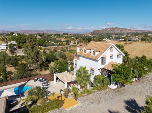 Chalet de 4 habitaciones en Alhaurín el Grande en venta con piscina - 639.000 € (Ref: 9663898)