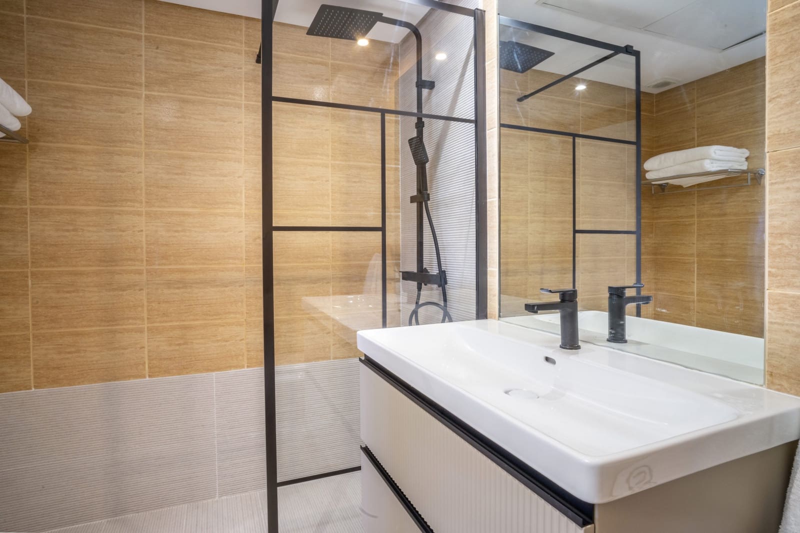 Apartamento de 2 habitaciones en Nueva Andalucia en venta con piscina - 495.000 € (Ref: 9663902)