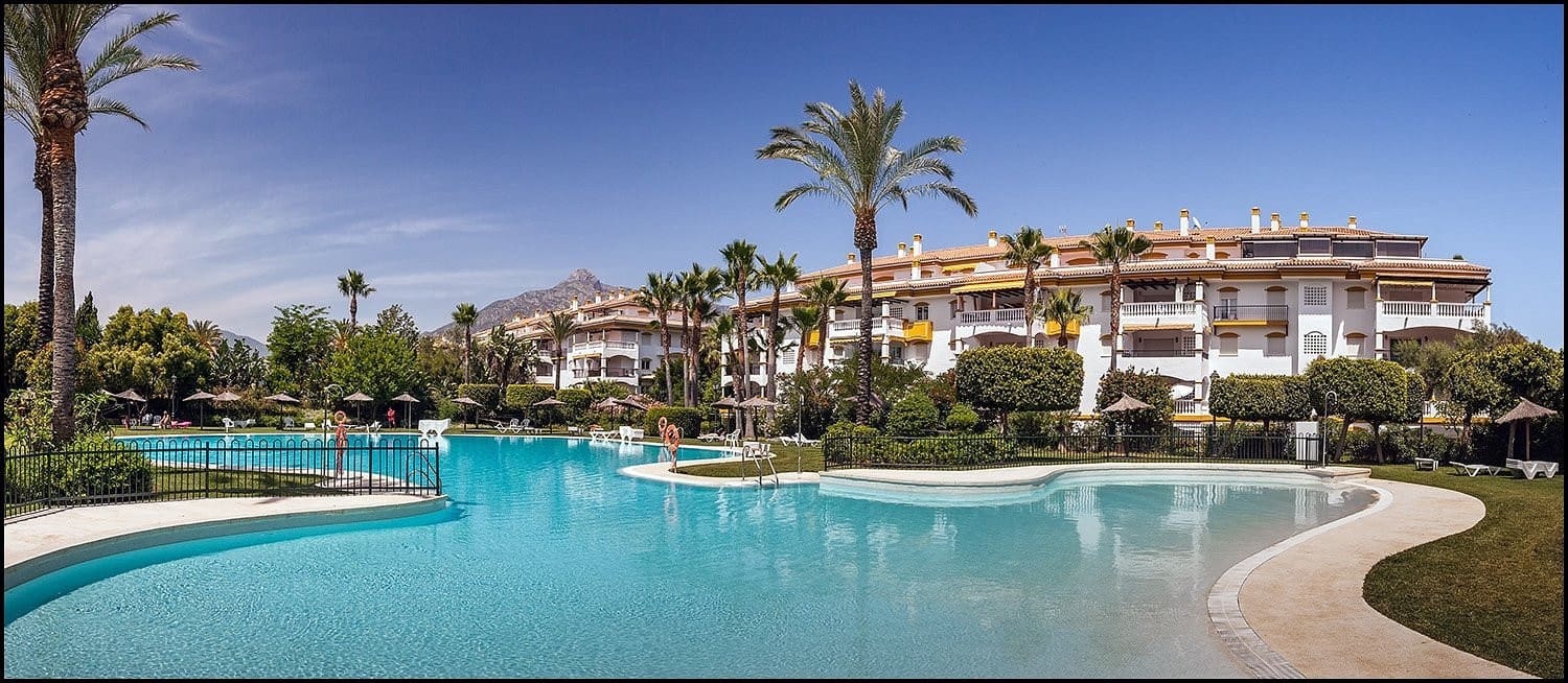 Apartamento de 2 habitaciones en Nueva Andalucia en venta con piscina - 495.000 € (Ref: 9663902)