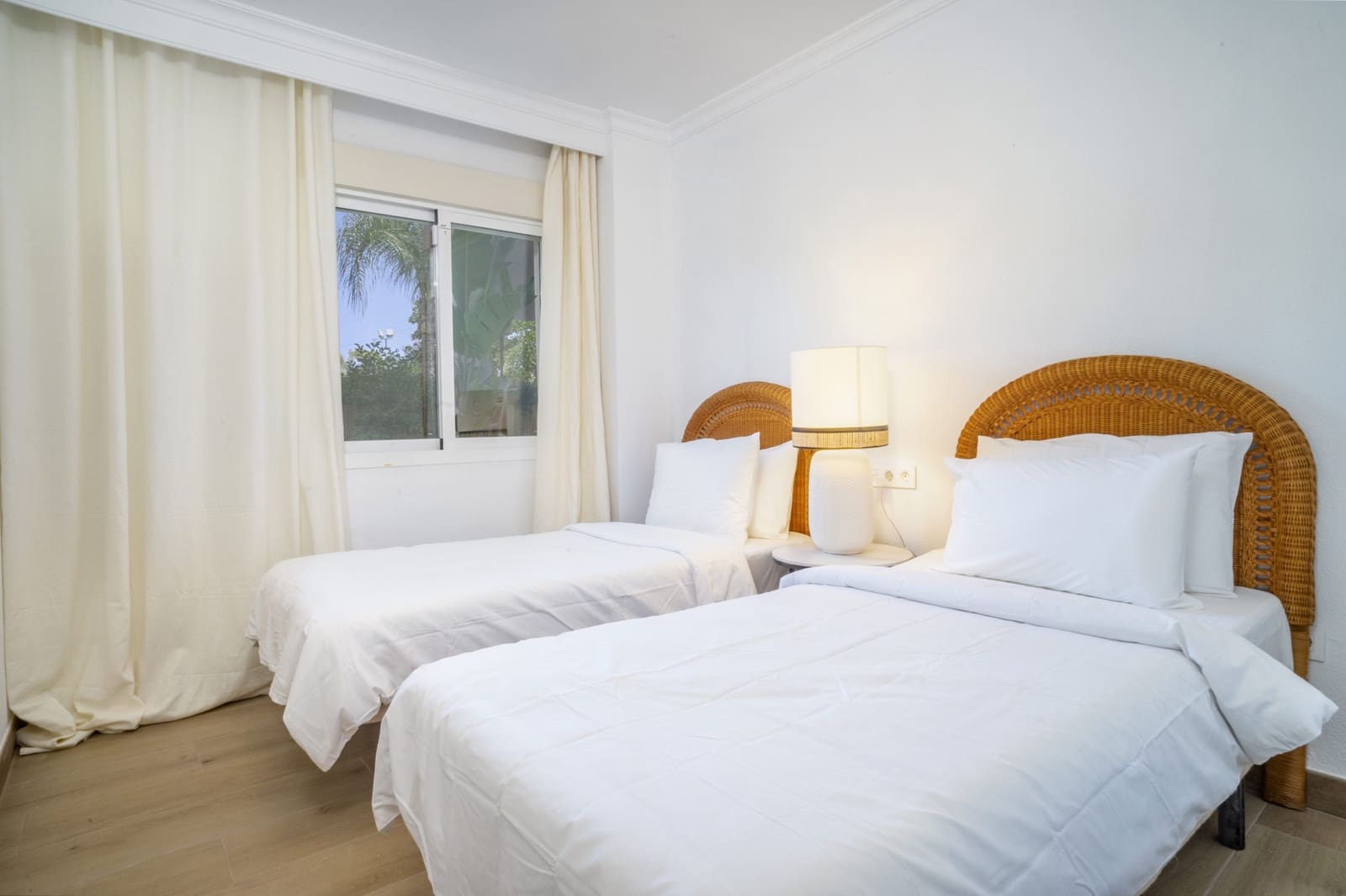 Apartamento de 2 habitaciones en Nueva Andalucia en venta con piscina - 495.000 € (Ref: 9663902)