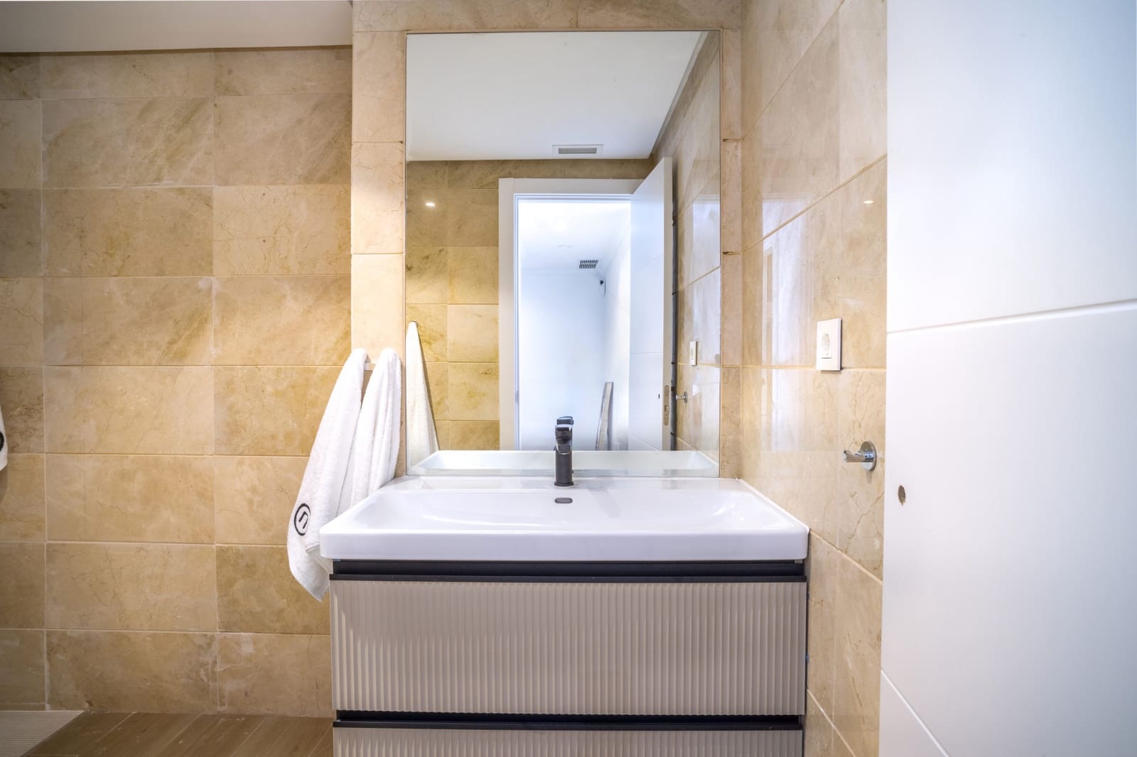 Apartamento de 2 habitaciones en Nueva Andalucia en venta con piscina - 495.000 € (Ref: 9663902)