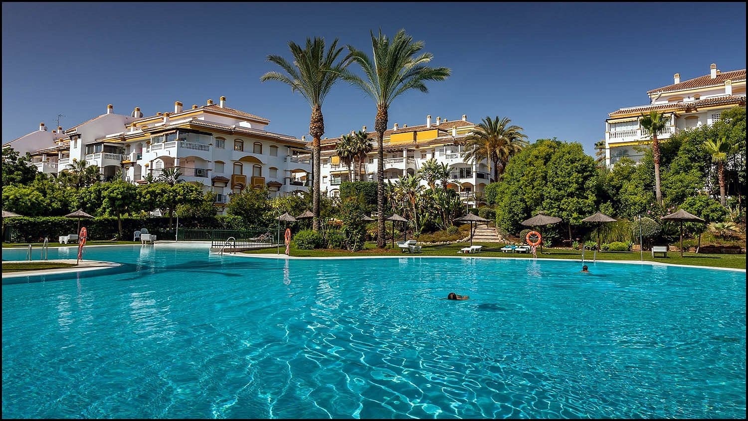 Apartamento de 2 habitaciones en Nueva Andalucia en venta con piscina - 495.000 € (Ref: 9663902)