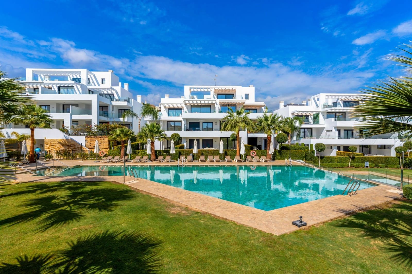 2 Zimmer Apartment zu verkaufen in Estepona mit Pool - 529.000 € (Ref: 9663903)