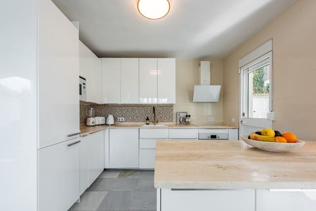 Chalet de 3 habitaciones en La Dama de Noche - La Alzambra, Marbella en venta - 999.000 € (Ref: 9663907)