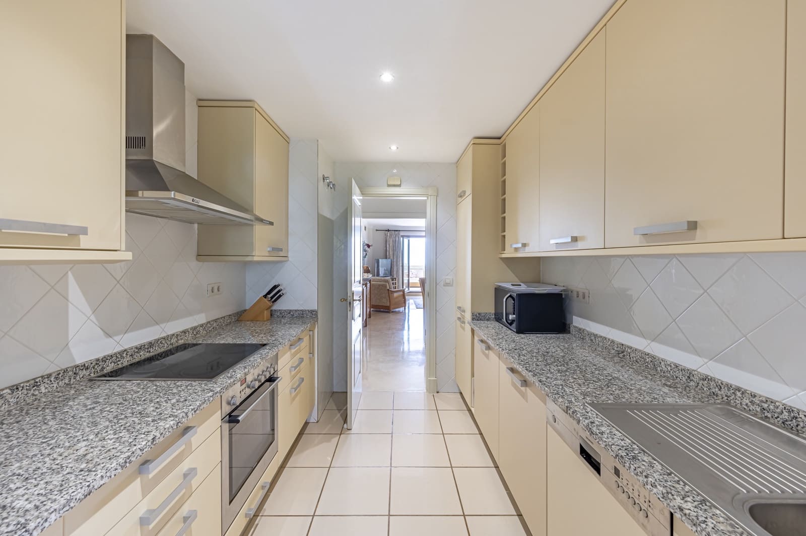 2 bedroom Apartment for sale in Estepona with pool garage - € 579,000 (Ref: 9663930)